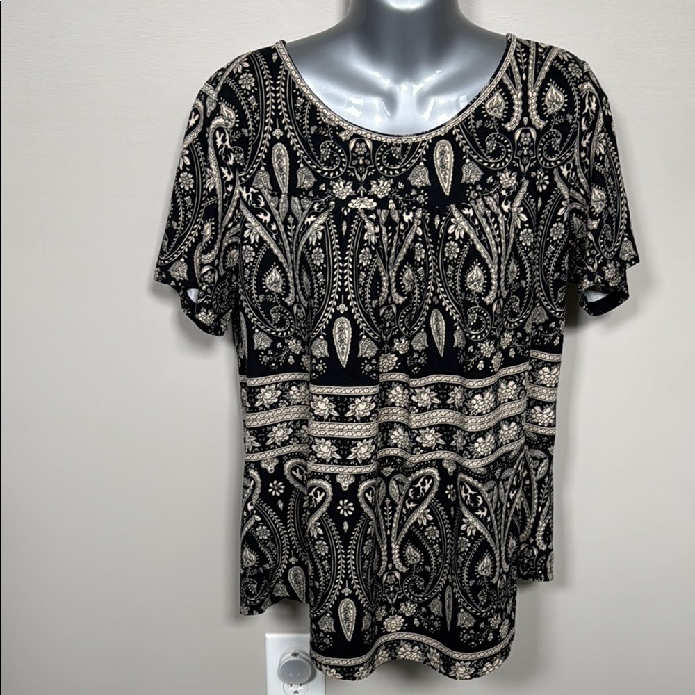 Chic Black and Cream Graphic Blouse with Short Sleeves